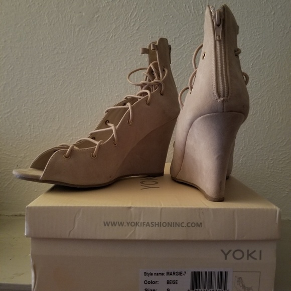 Ladies Shoes - Picture 2 of 3